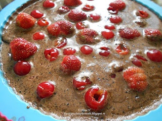 Clafoutis cu cacao, visine si capsune