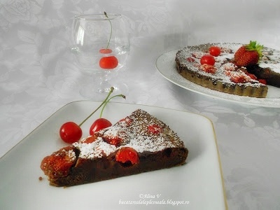 Clafoutis cu cacao, visine si capsune