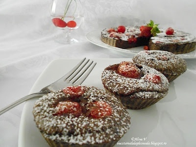 Clafoutis cu cacao, visine si capsune