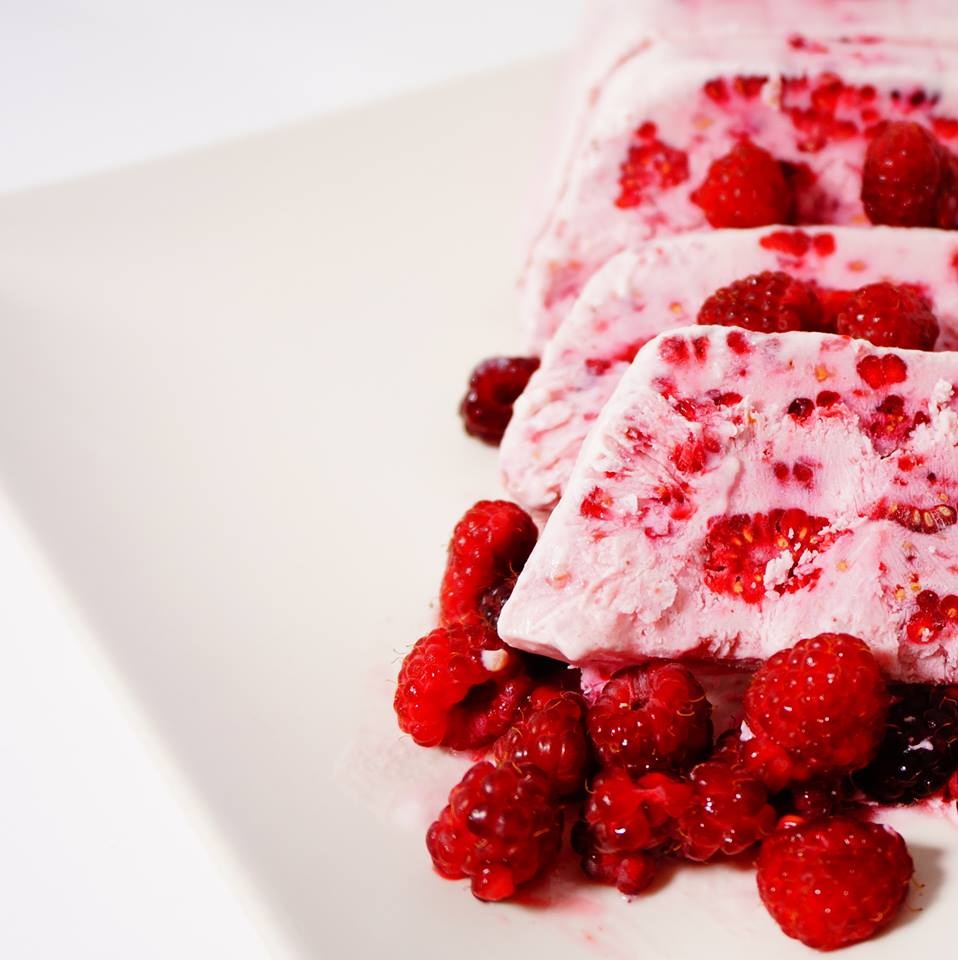 Deliciu cu zmeura. Reteta de semifreddo fara zahar, delicios si usor de preparat