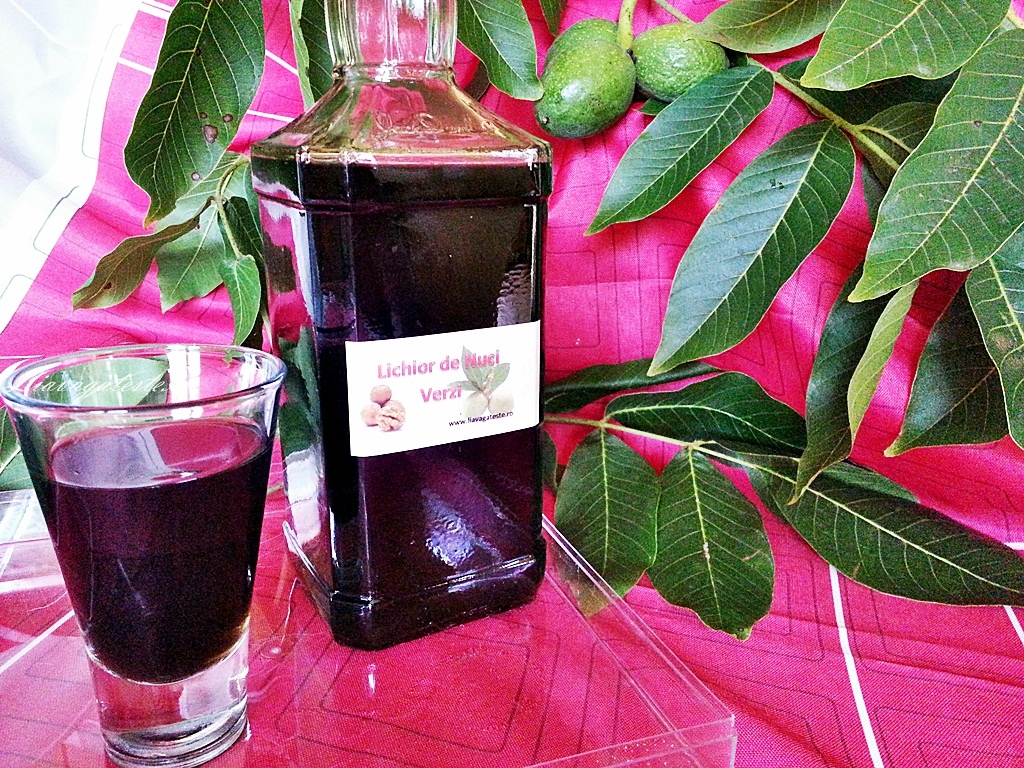 Lichior de nuci verzi