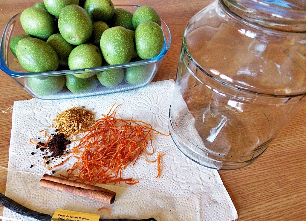 Lichior de nuci verzi