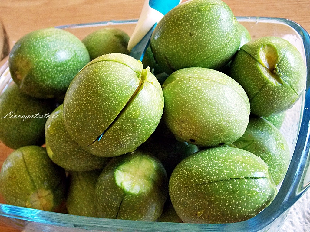 Lichior de nuci verzi