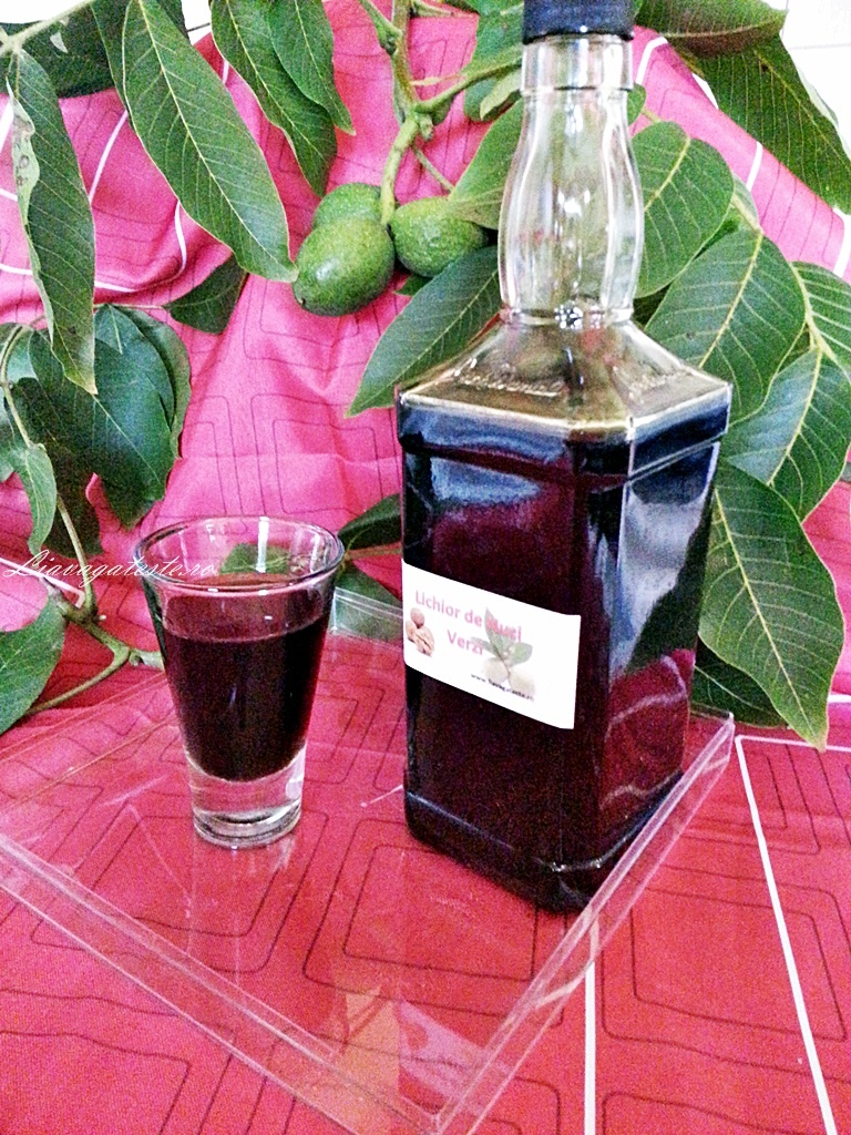 Lichior de nuci verzi