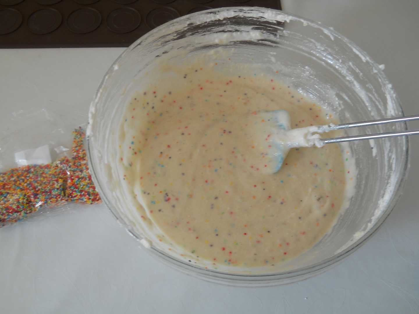 Macarons cu bombonele colorate