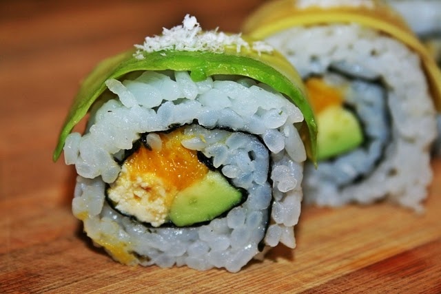 Sushi vegan cu nucă de cocos, mango şi tofu