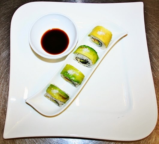 Sushi vegan cu nucă de cocos, mango şi tofu