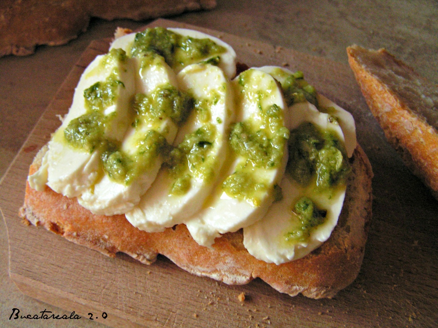 Sandwich cu mozzarella, rosii si pesto