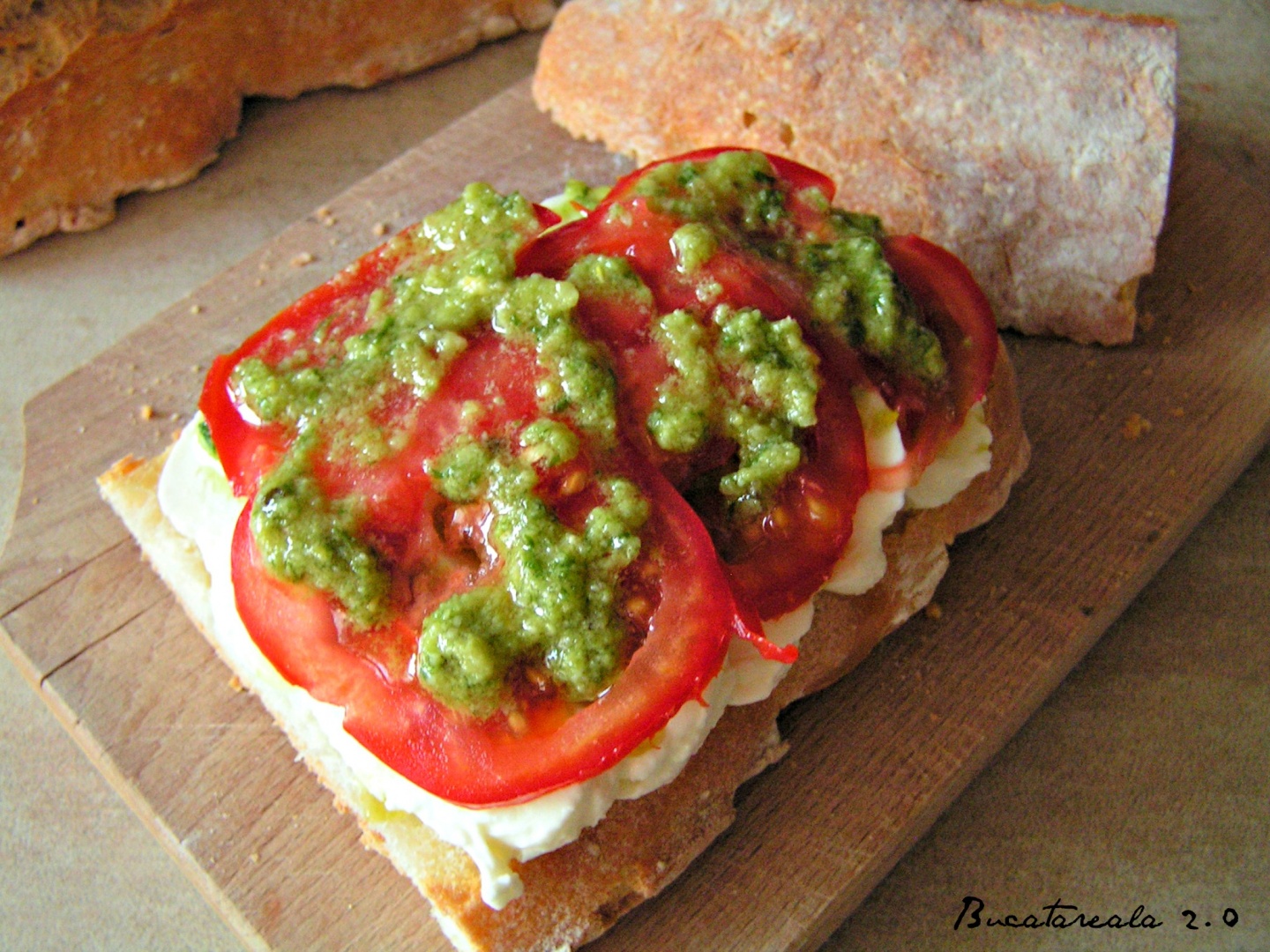 Sandwich cu mozzarella, rosii si pesto