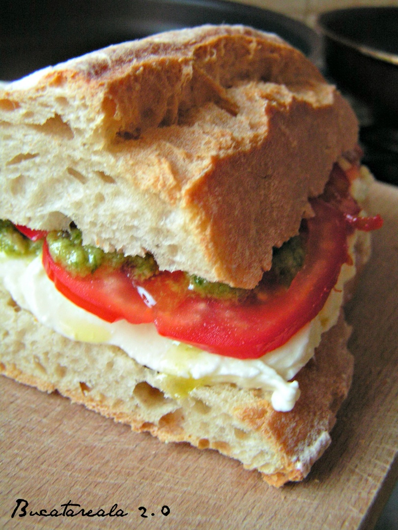 Sandwich cu mozzarella, rosii si pesto