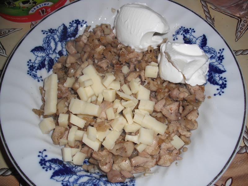 Ciuperci umplute cu pui si sunca