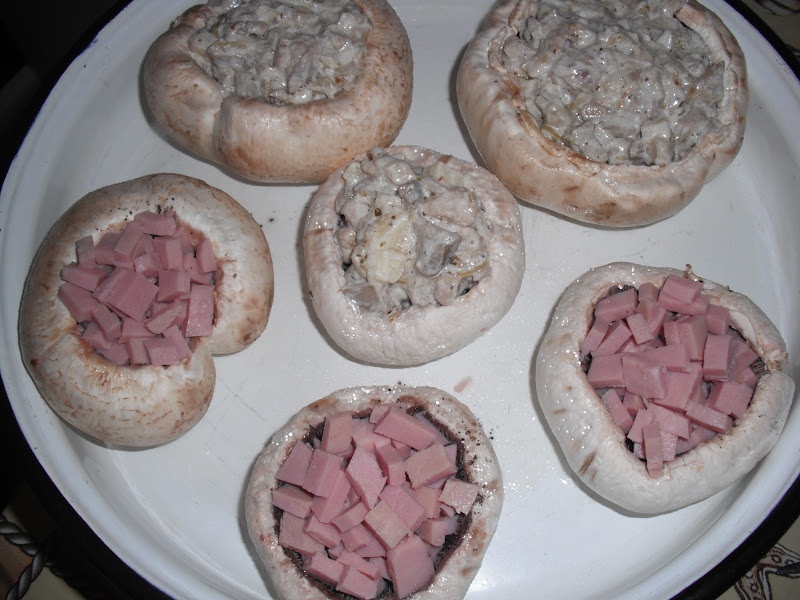 Ciuperci umplute cu pui si sunca