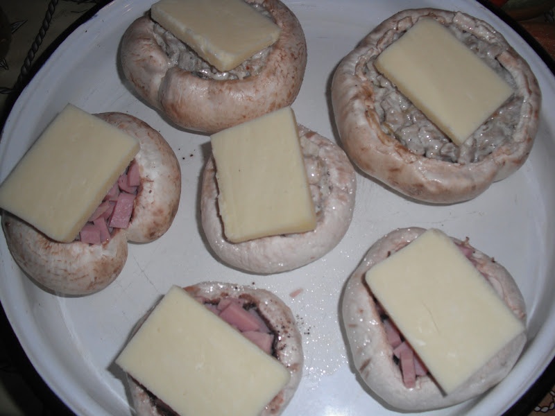 Ciuperci umplute cu pui si sunca