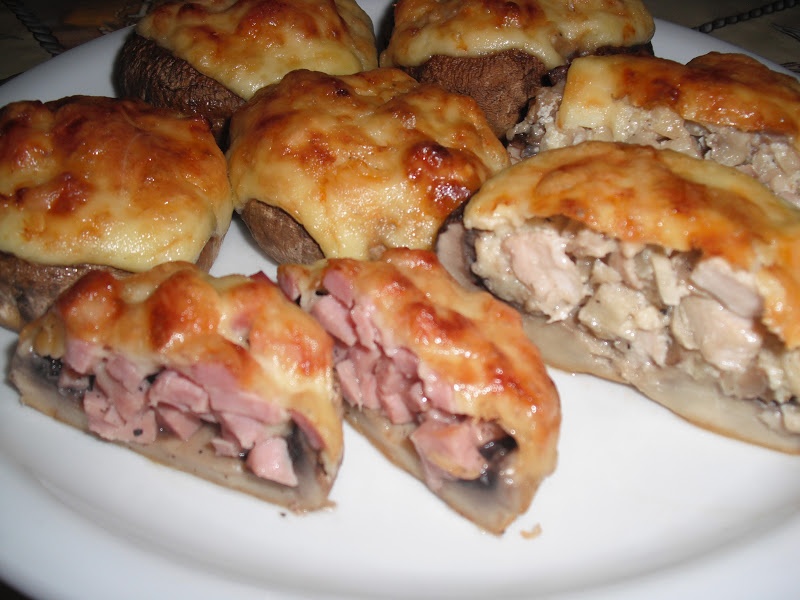 Ciuperci umplute cu pui si sunca