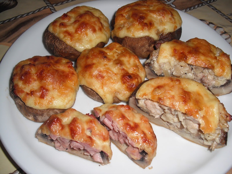 Ciuperci umplute cu pui si sunca