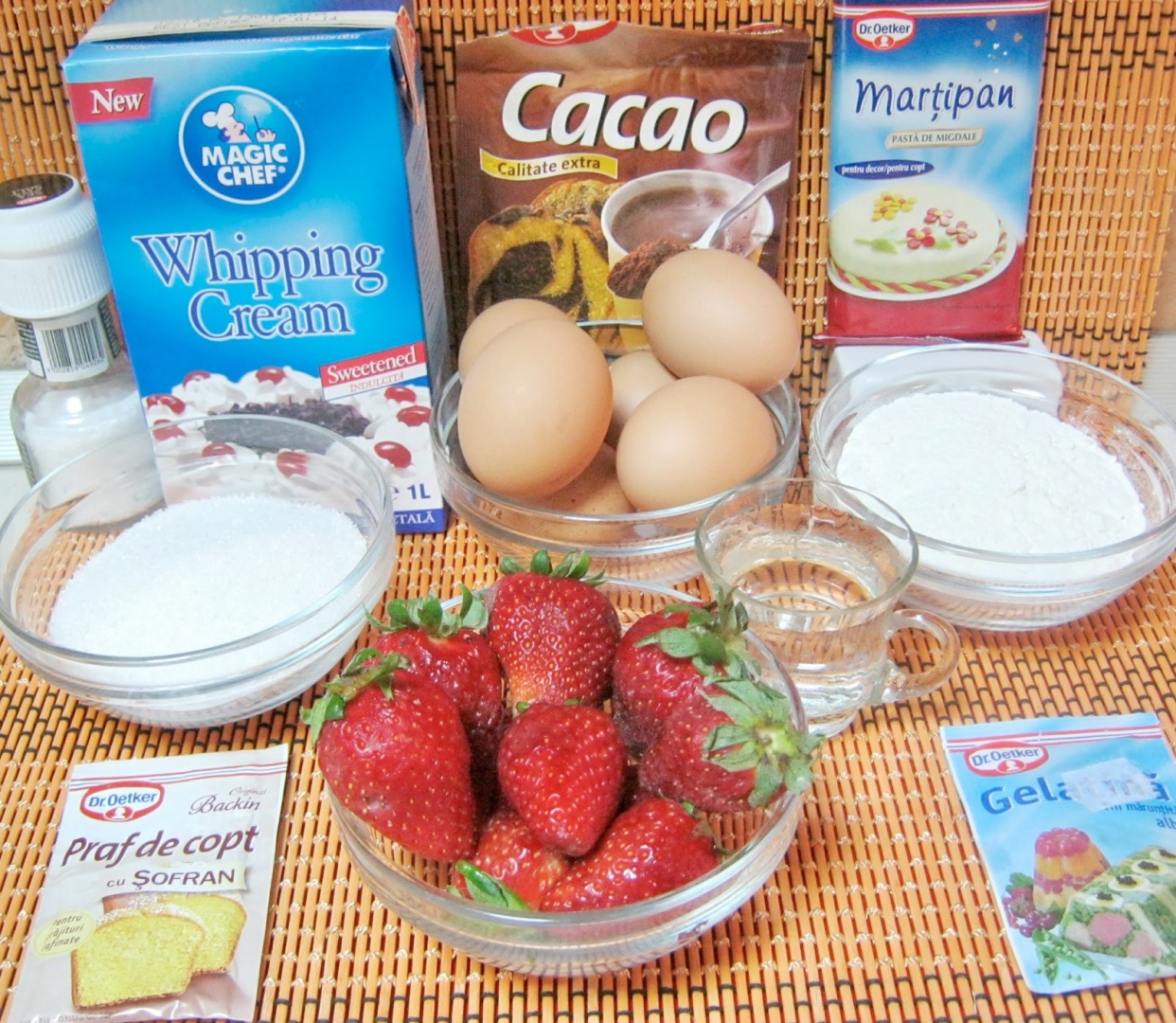 Tort alb negru cu crema de martipan capsuni si frisca