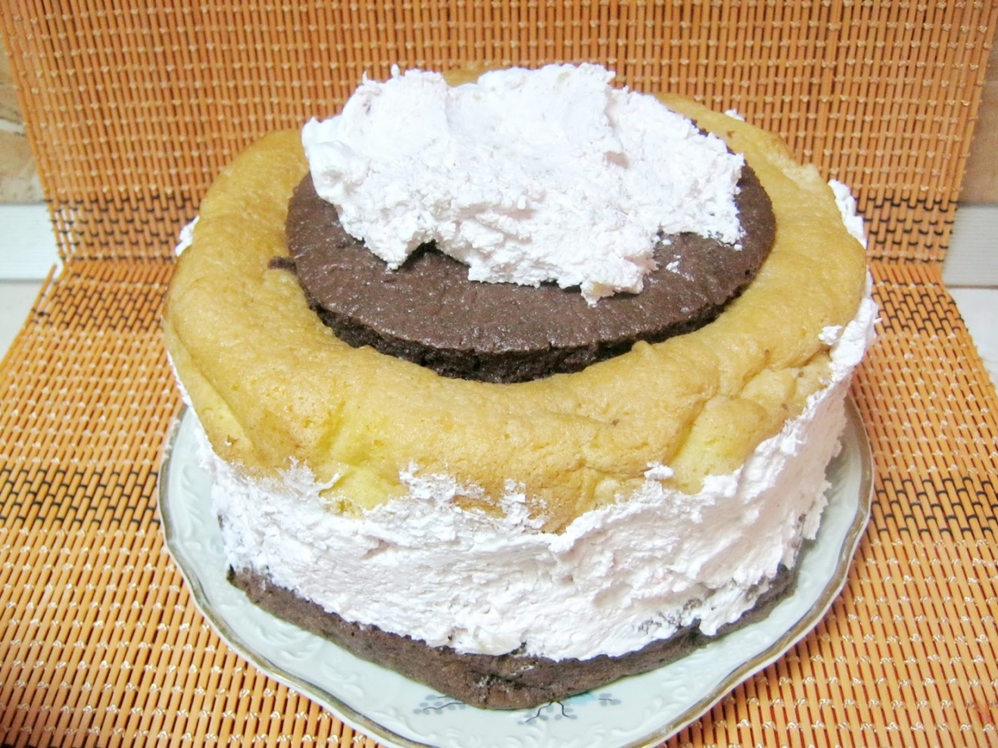 Tort alb negru cu crema de martipan capsuni si frisca