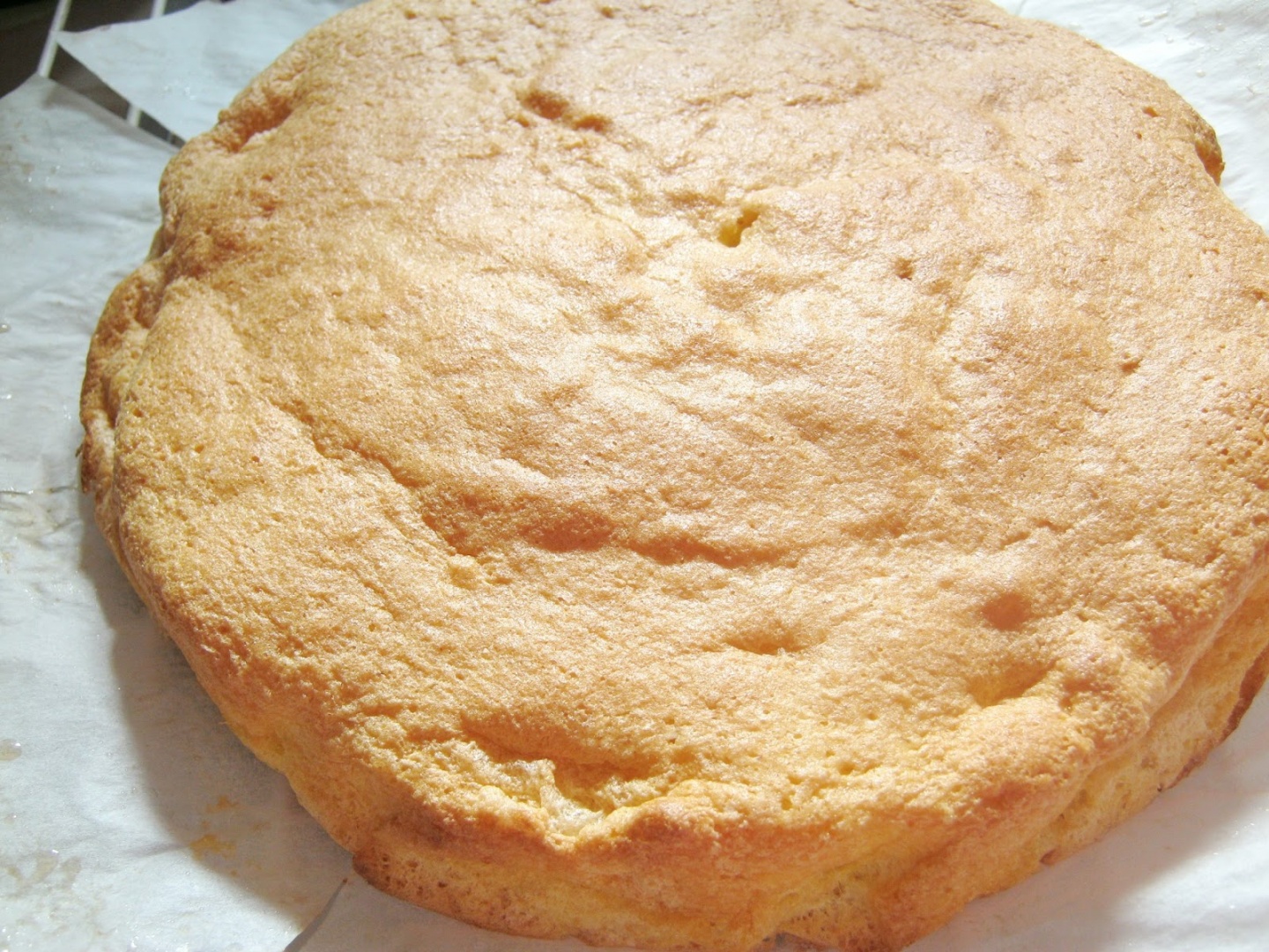 Tort alb negru cu crema de martipan capsuni si frisca