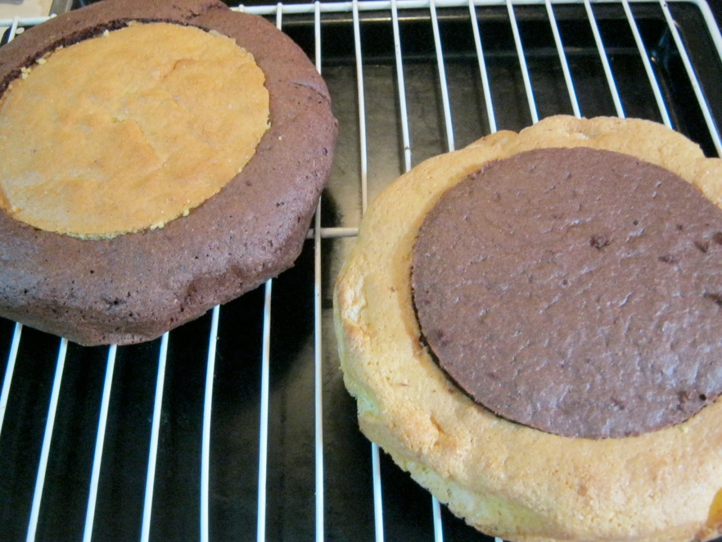 Tort alb negru cu crema de martipan capsuni si frisca