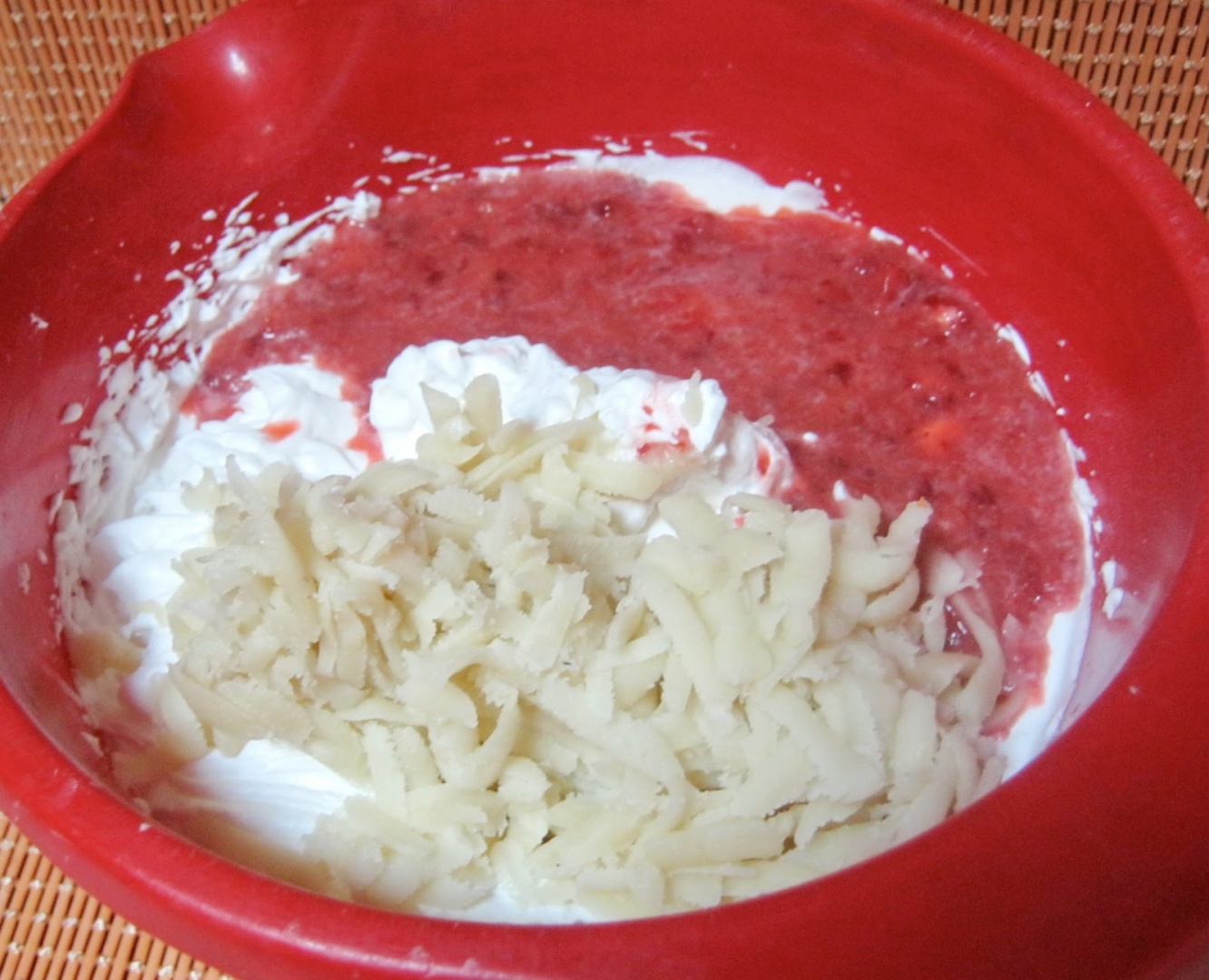 Tort alb negru cu crema de martipan capsuni si frisca