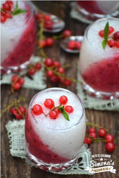 Budinca de tapioca cu jeleu de coacaze rosii