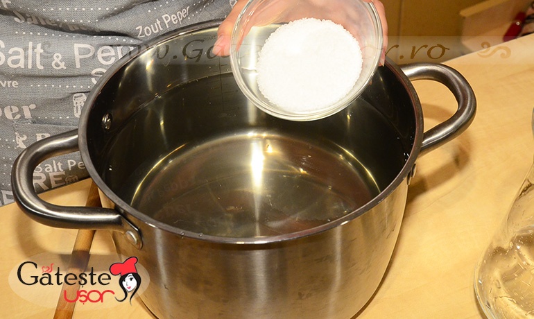 Castraveti murati in saramura