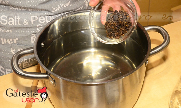 Castraveti murati in saramura