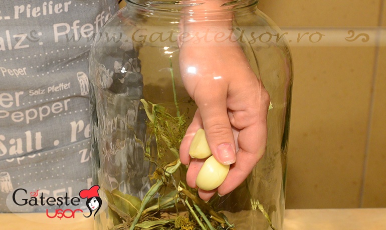 Castraveti murati in saramura