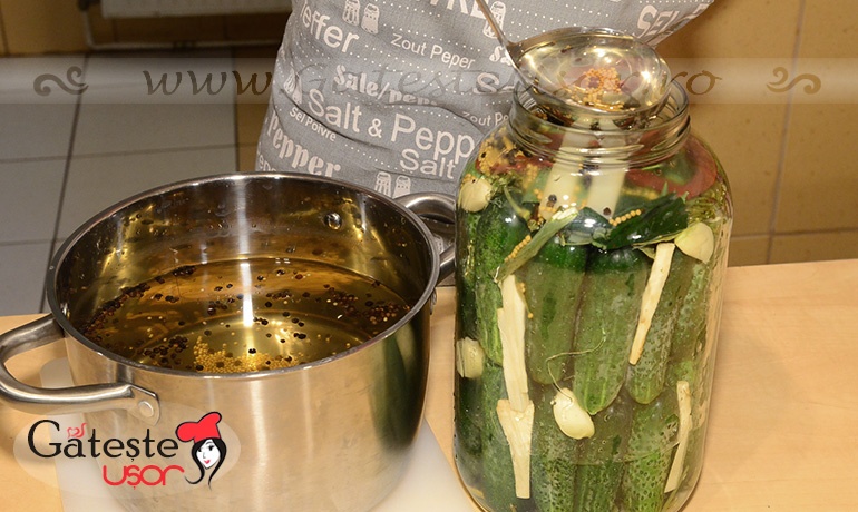 Castraveti murati in saramura