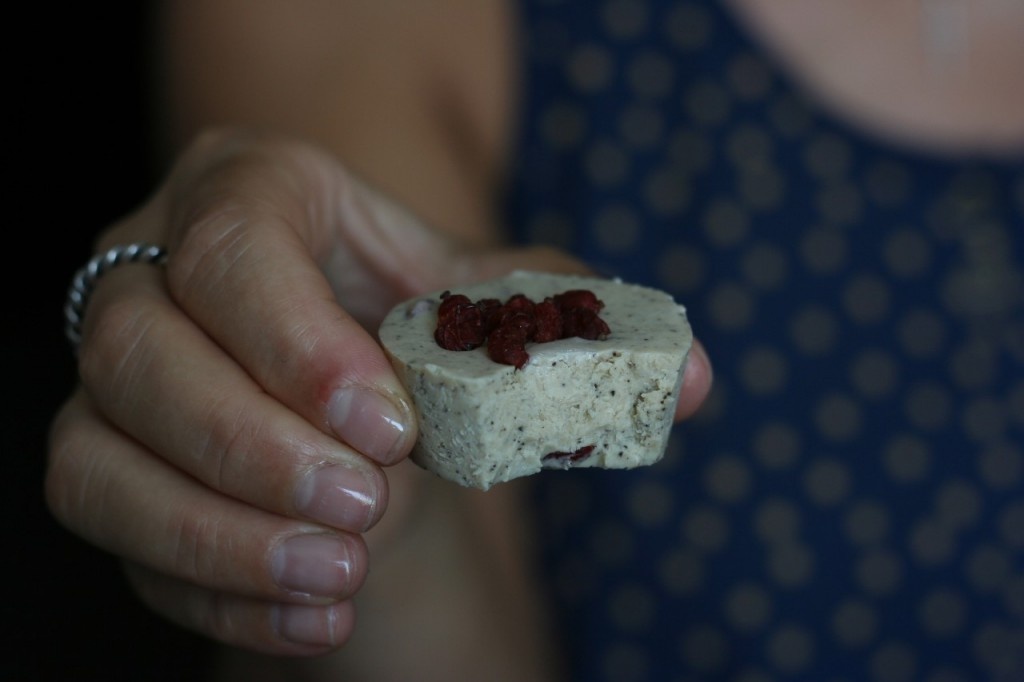 Ciocolata alba cu cafea si agrise