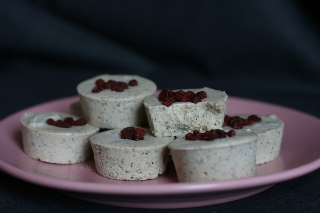 Ciocolata alba cu cafea si agrise