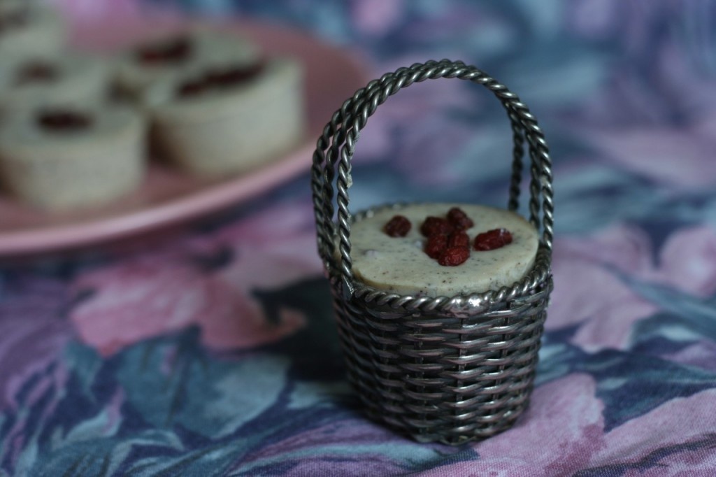 Ciocolata alba cu cafea si agrise