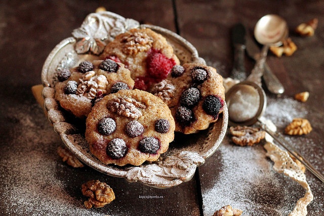 Friands cu nuci si zmeura