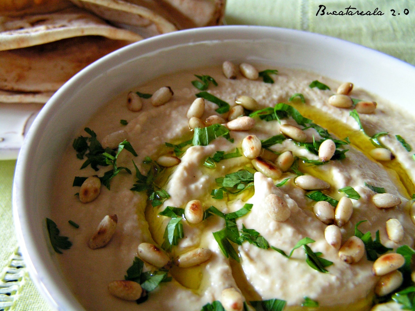 Hummus cu muguri de pin