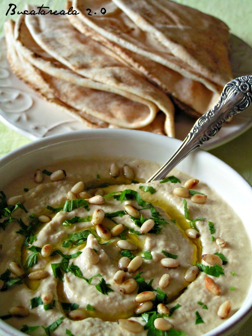 Hummus cu muguri de pin