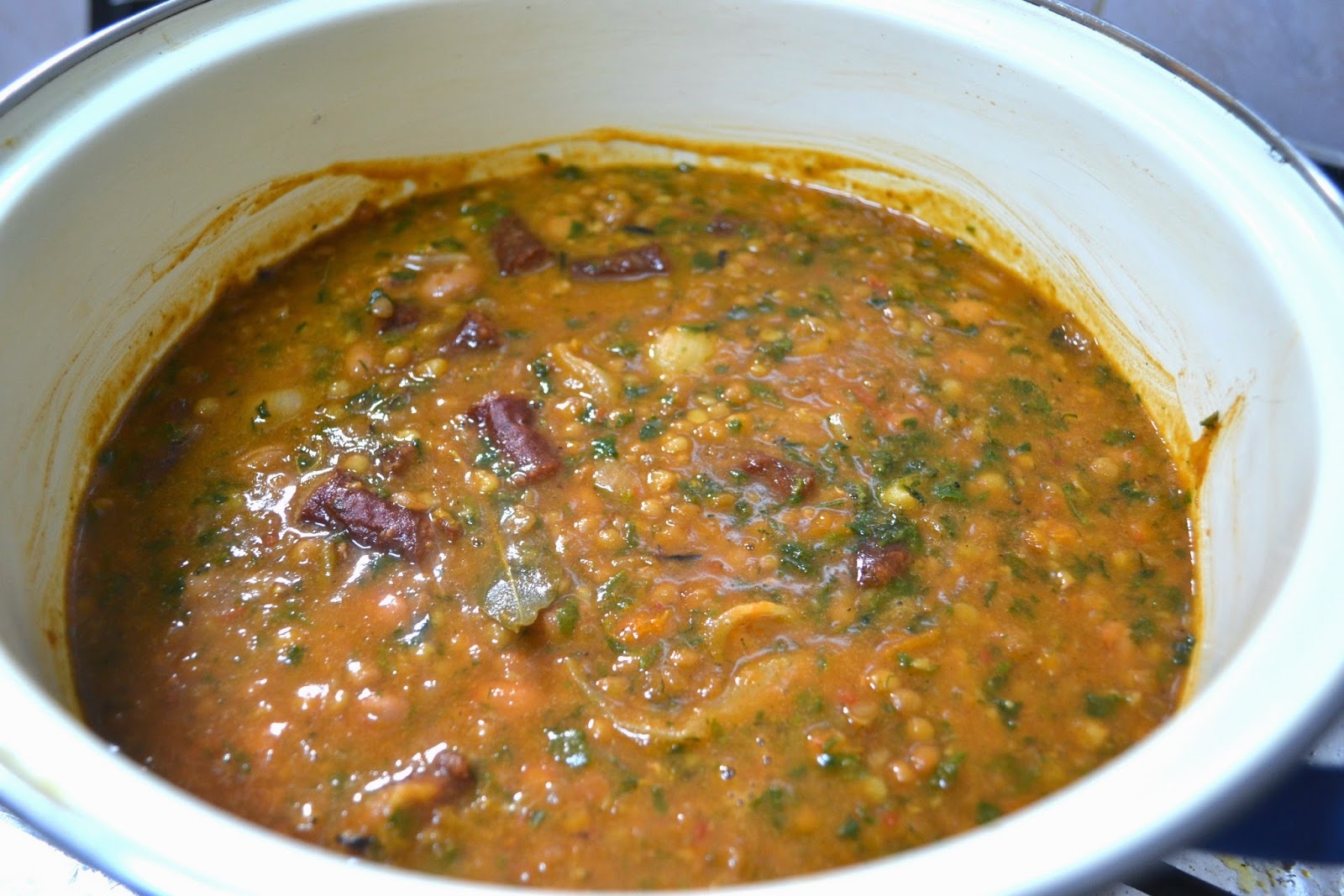 Fasole si linte cu caise si carnaciori afumati