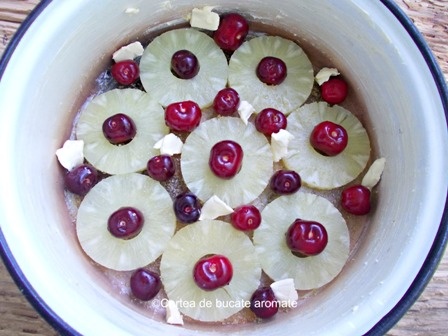 Prăjitură răsturnată cu ananas şi cireşe