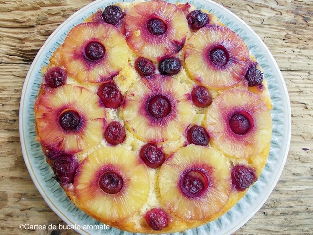 Prăjitură răsturnată cu ananas şi cireşe