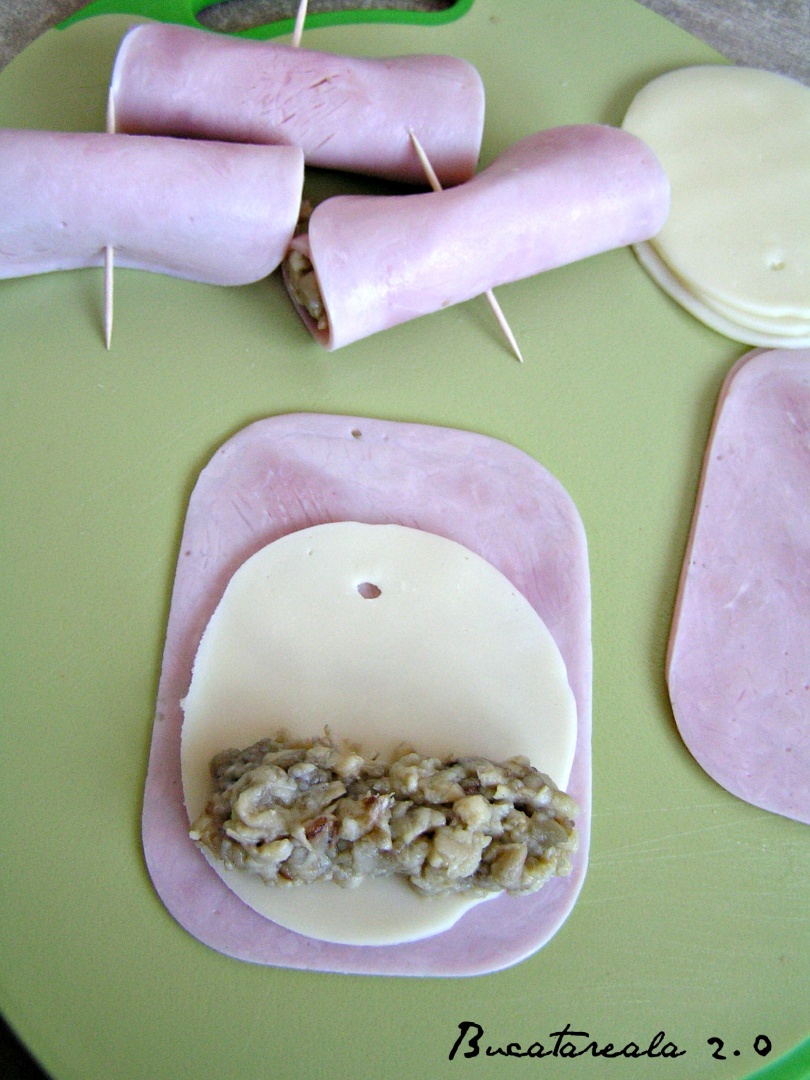 Rulouri de sunca cu vinete si cascaval