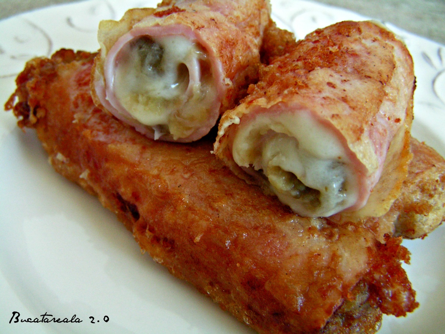 Rulouri de sunca cu vinete si cascaval