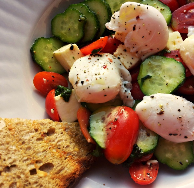 Salata cu oua de prepelita posate