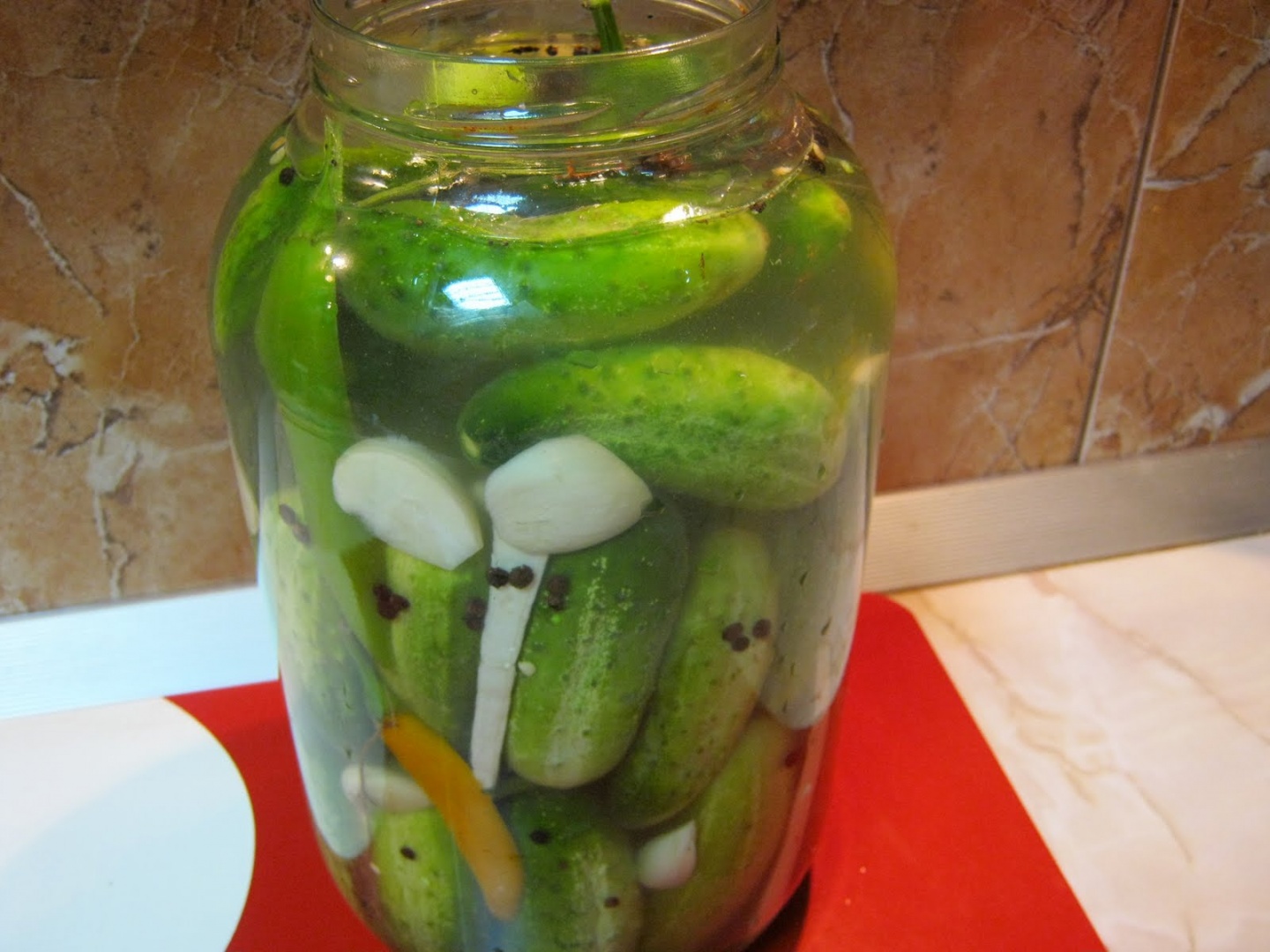 Castraveti murati in vin