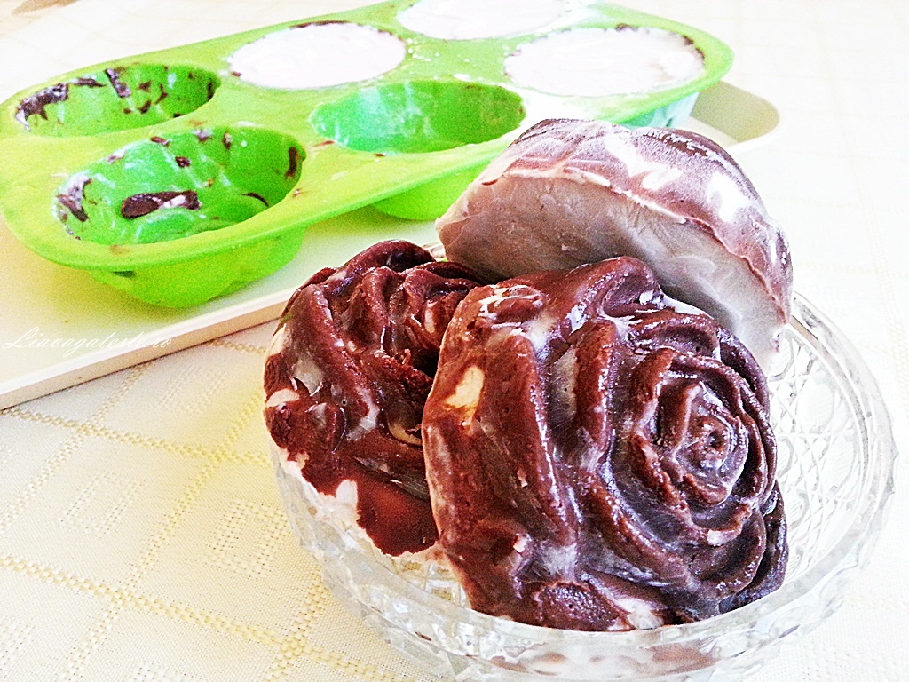 Trandafiri de inghetata cu petale de ciocolata