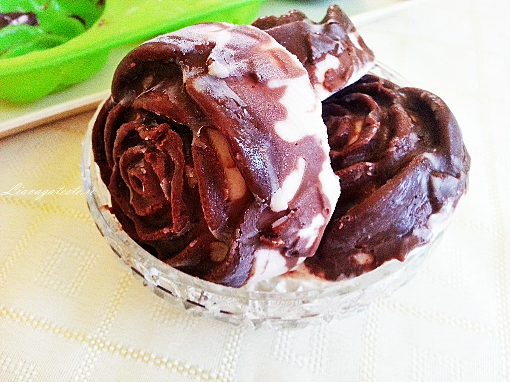 Trandafiri de inghetata cu petale de ciocolata
