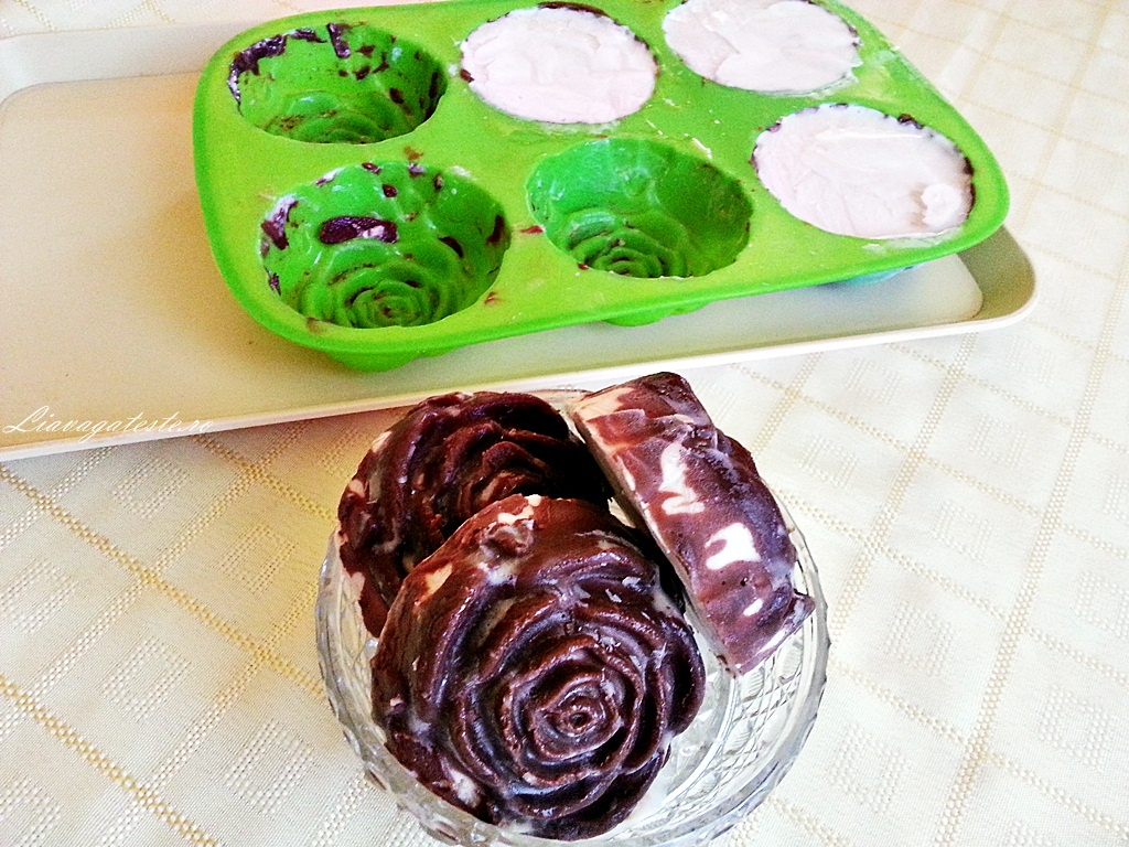 Trandafiri de inghetata cu petale de ciocolata