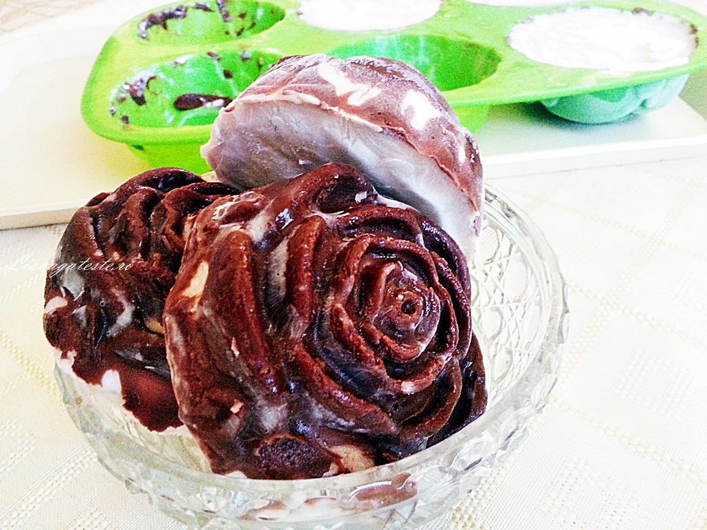 Trandafiri de inghetata cu petale de ciocolata