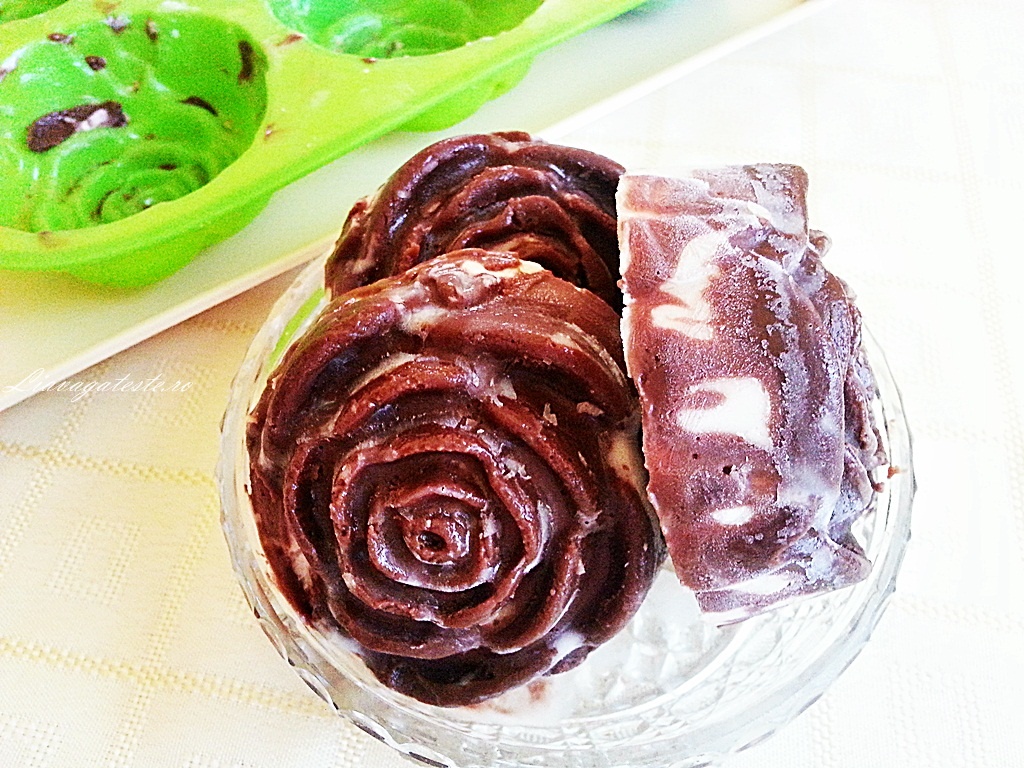 Trandafiri de inghetata cu petale de ciocolata