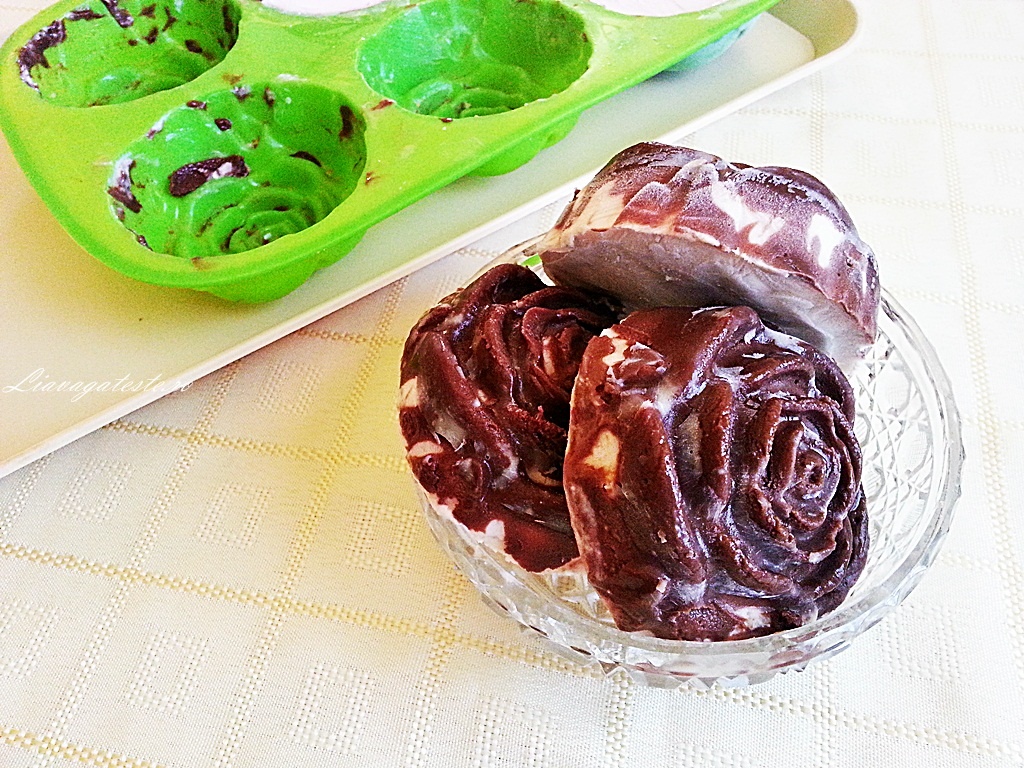 Trandafiri de inghetata cu petale de ciocolata