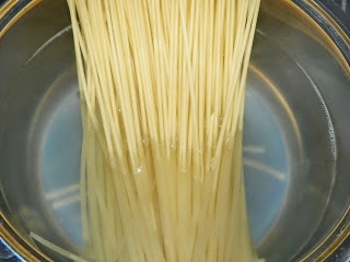 Budinca cu macaroane,branza dulce si stafide