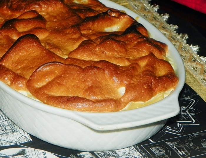 Budinca cu macaroane,branza dulce si stafide